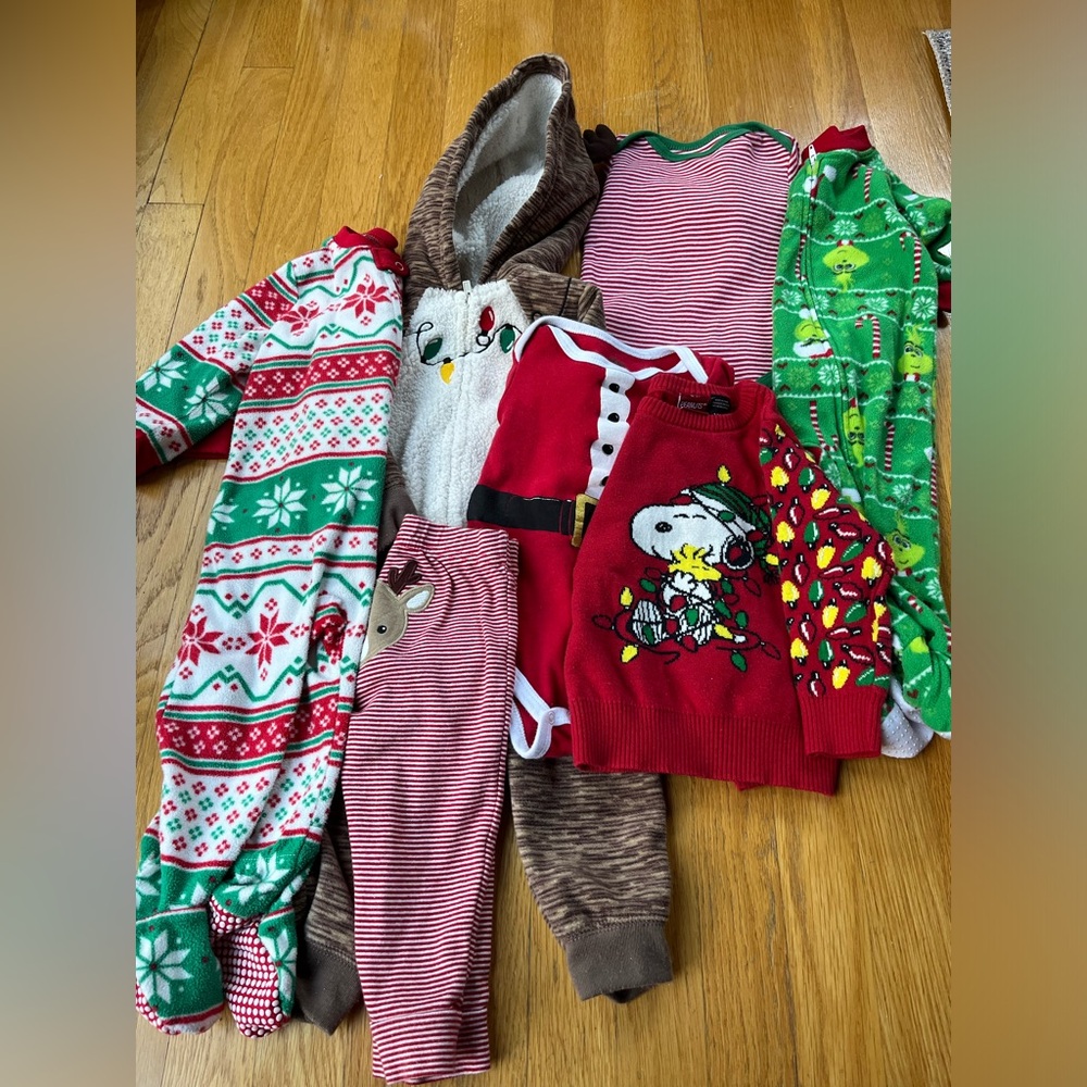 Set of 8 Christmas pieces (6 size 12 month and 2 size 9-12 months)